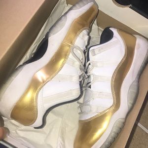 Air Jordan 11 Low Metalic Gold